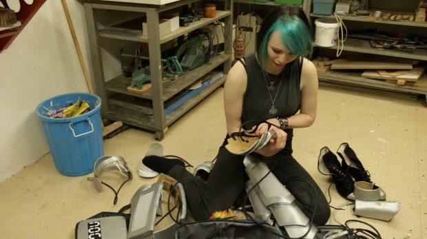 Lea Riesberg packt in der Werkstatt ihr Kostüm aus. (Foto: Michael Wieczorek/Golem.de)